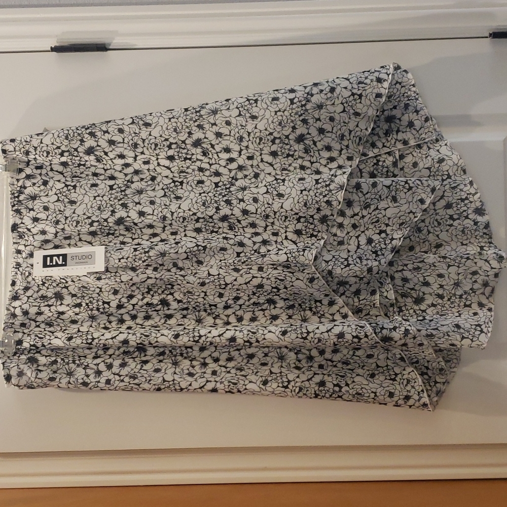 Nwt! Floral skirt sz. 2x I.N. STUDIO